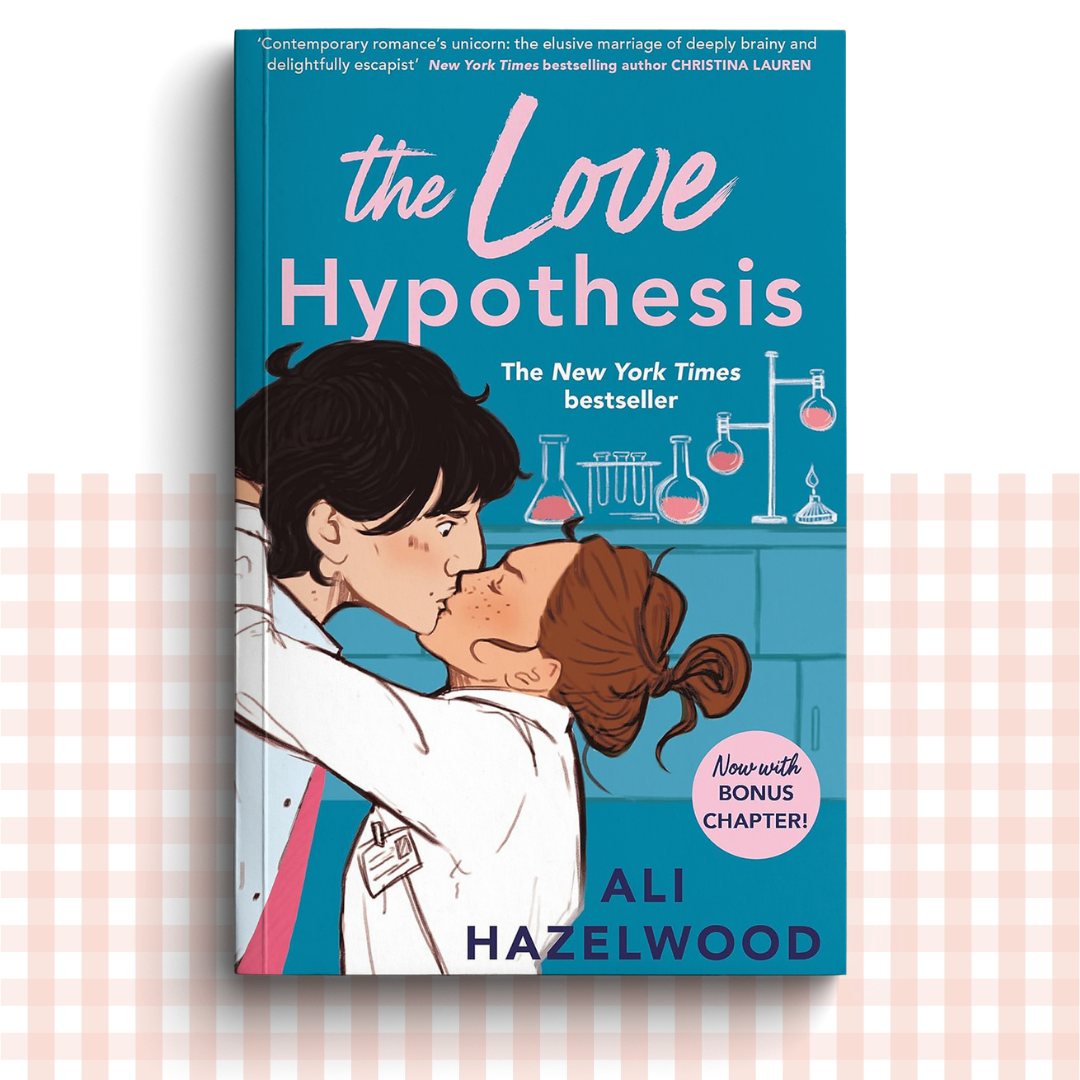 Paperback book cover of 'The Love Hypothesis' by Ali Hazelwood with two characters embracing in a lab.