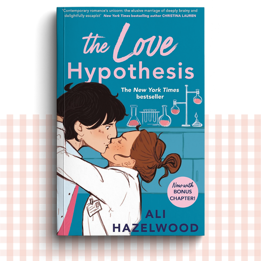 Paperback book cover of 'The Love Hypothesis' by Ali Hazelwood with two characters embracing in a lab.